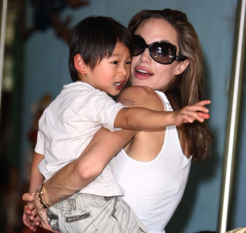 Pax Thiên được Angelina Jolie nhận làm con nuôi