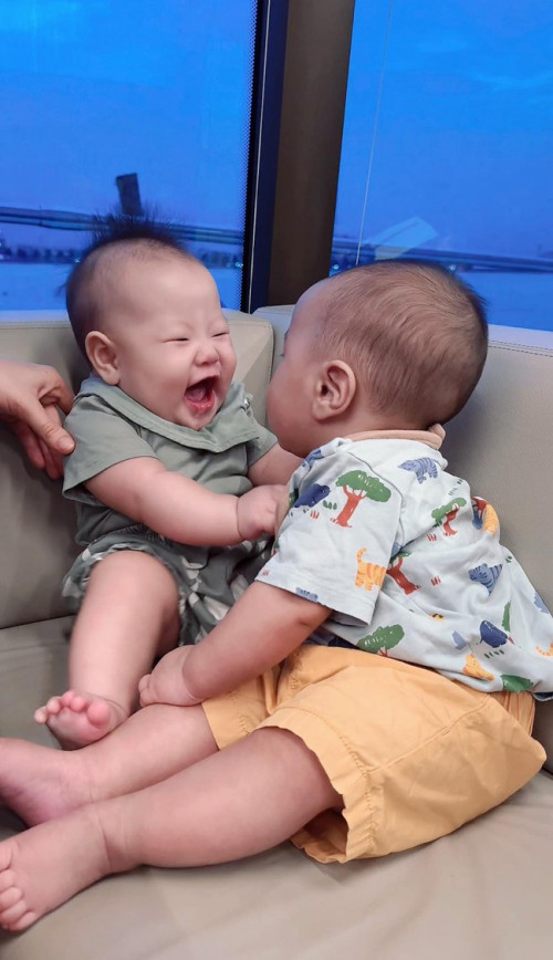 Phương Oanh đăng ảnh 2 con, người hâm mộ chú ý đến tai bé trai: Cực thông minh, sau này giỏi giống bố!