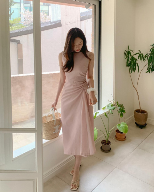 Váy và sandal: Sự kết hợp tôn dáng.
