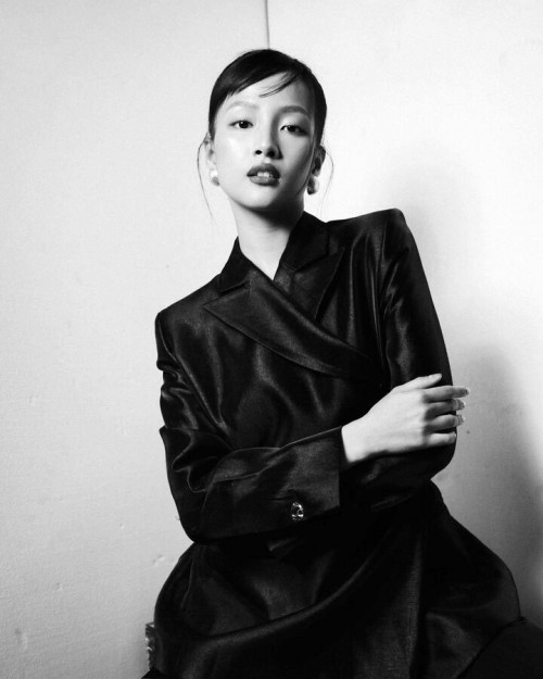 Phương Thanh làm mẫu ảnh.