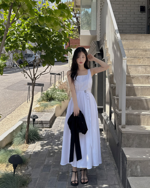Váy và sandal: Sự kết hợp tôn dáng.