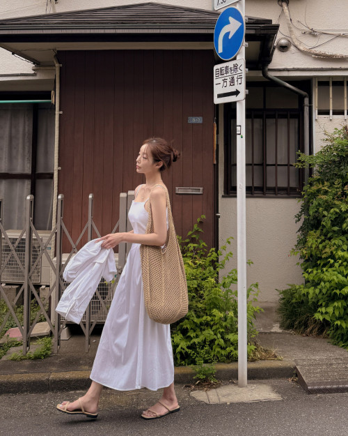 Váy và sandal: Sự kết hợp tôn dáng.