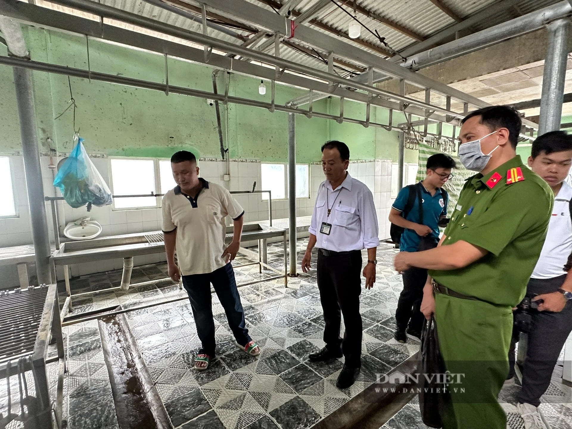 Cảnh trong cơ sở giết mổ heo gia công cho Công ty C.P Việt Nam tại Hậu Giang- Ảnh 2.
