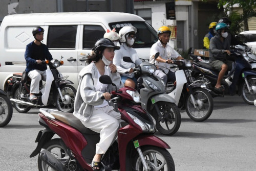 Hà Nội vào mùa "hao điền": Người dân rủ quạt, lắp thêm điều hòa, tìm đủ mọi cách vượt qua nắng nóng- Ảnh 3.