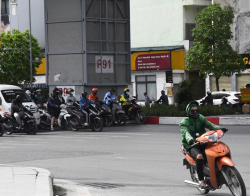 Hà Nội vào mùa "hao điền": Người dân rủ quạt, lắp thêm điều hòa, tìm đủ mọi cách vượt qua nắng nóng- Ảnh 5.