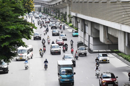 Hà Nội vào mùa "hao điền": Người dân rủ quạt, lắp thêm điều hòa, tìm đủ mọi cách vượt qua nắng nóng- Ảnh 1.