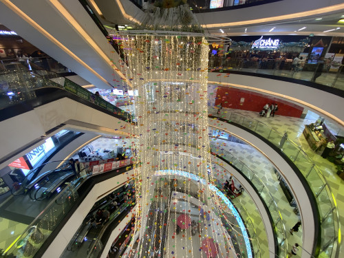 Cảnh tươi sáng bên trong Văn Hạnh Mall sau 22h30