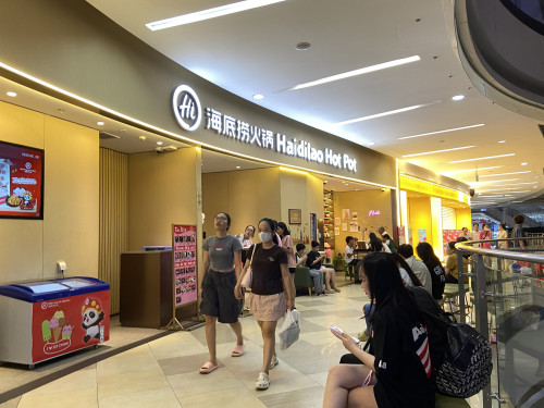 Không khí yên bình bên trong Văn Hạnh Mall