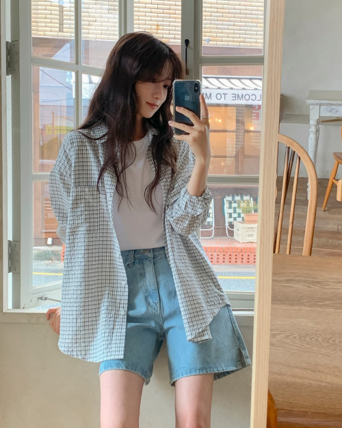 Combo áo thun trắng và quần denim short
