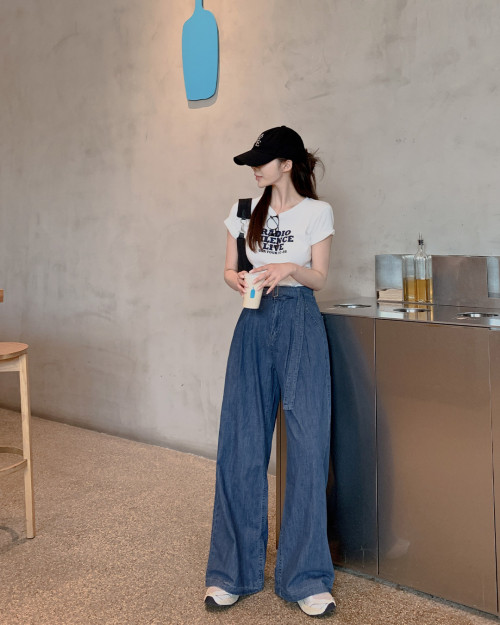 Mặc áo thun trắng và quần jeans