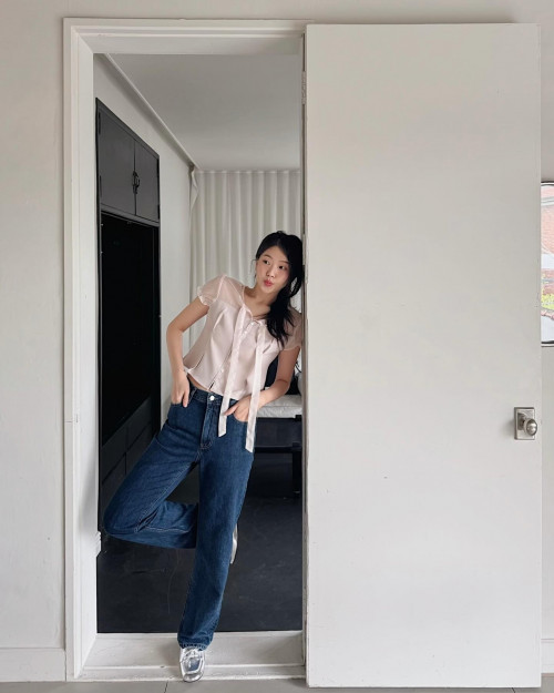 Set đồ gồm áo blouse và quần jeans