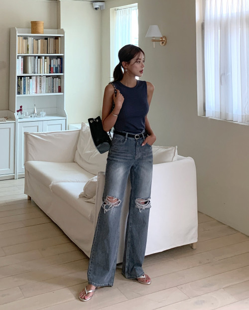 Sự kết hợp giữa áo sát nách và quần jeans