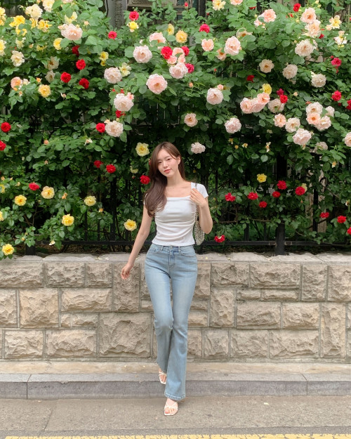 Kết hợp áo thun và quần jeans