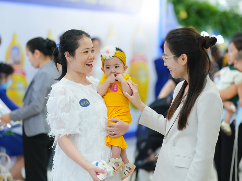 Cuộc hội ngộ đầy cảm xúc của những gia đình hiếm muộn điều trị thành công- Ảnh 1.
