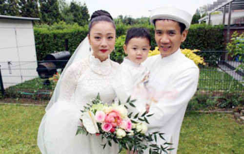Mũ Duyên và chồng trong một sự kiện