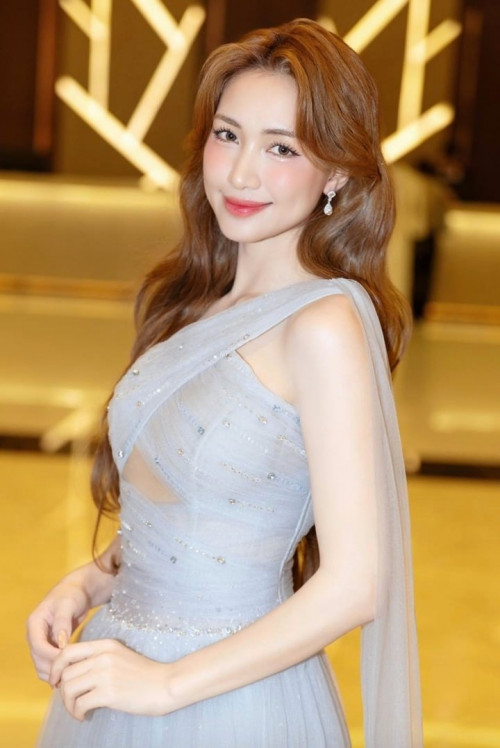 Cuộc sống làm mẹ đơn thân của Hòa Minzy sau 3 năm chia tay bạn trai thiểu gia.