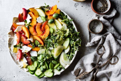 Món salad hoa quả và dưa chuột bổ dưỡng.