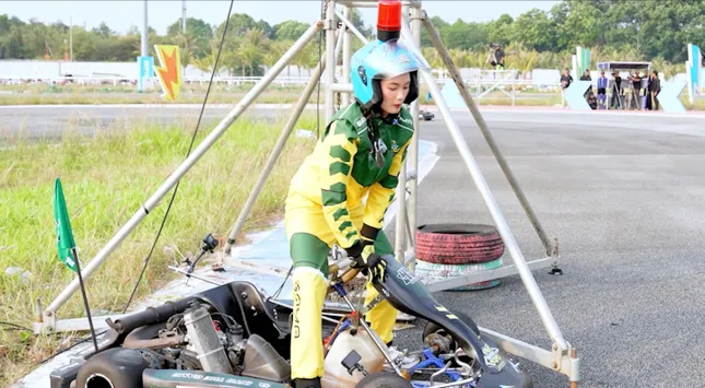 Thí sinh tham gia chương trình đua xe