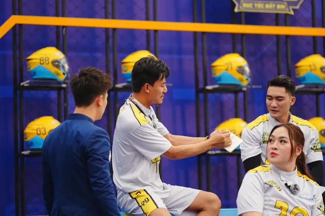 Thí sinh Hiếu Nguyễn trong chương trình đua xe