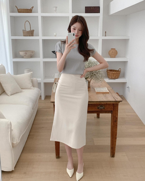 Chân váy trắng và áo thun