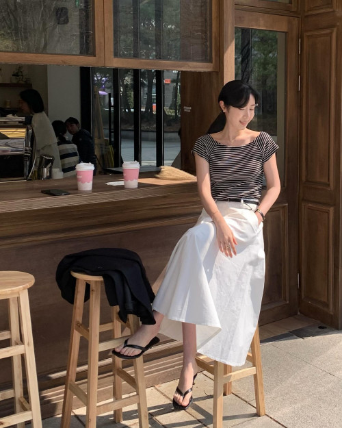 Chân váy trắng và áo thun