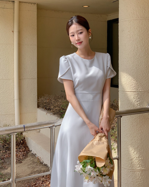 Váy liền thân sáng màu