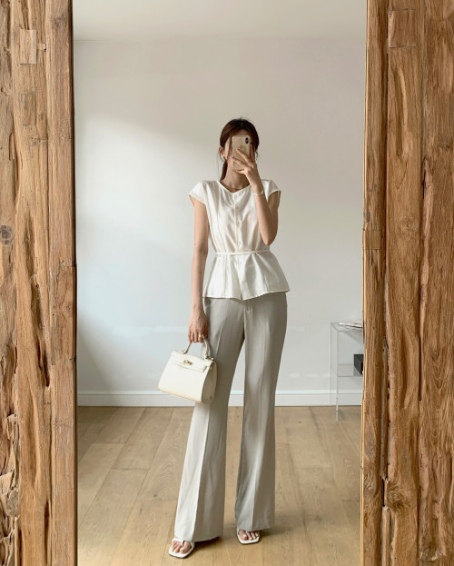 Áo mỏng và quần sáng màu