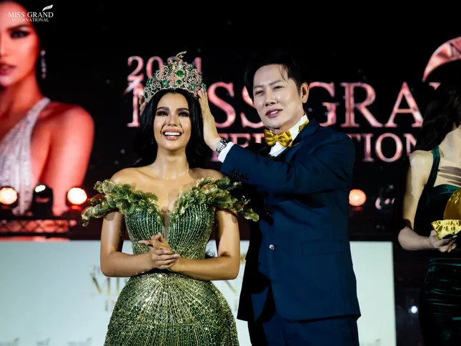 Ông Nawat trao vương miện cho tân Hoa hậu Hòa bình Christine Juliane Opiaza
