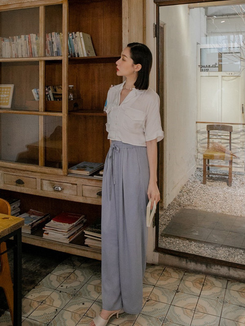 Áo sơ mi cộc tay và quần thoải mái
