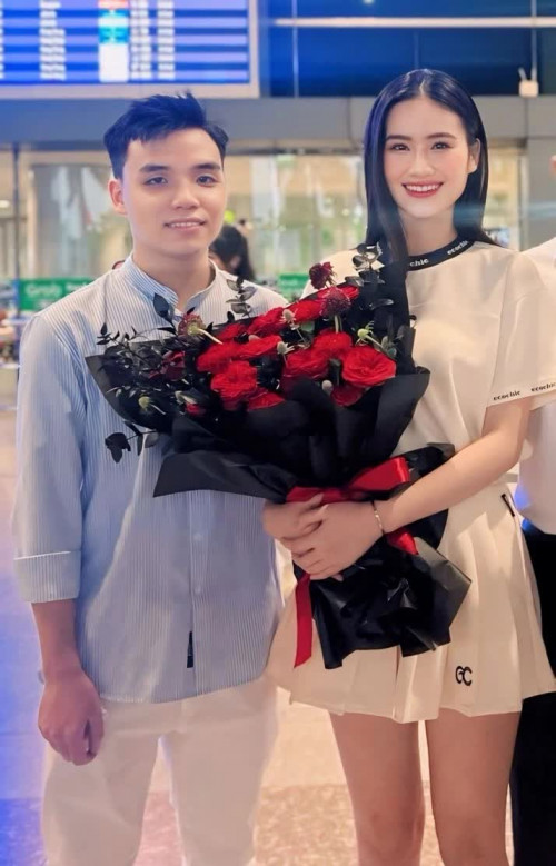 Ý Nhi tại sân bay sau khi trở về từ Miss World.