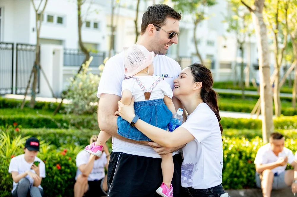 Gia đình Lan Phương tham gia hoạt động thiện nguyện.