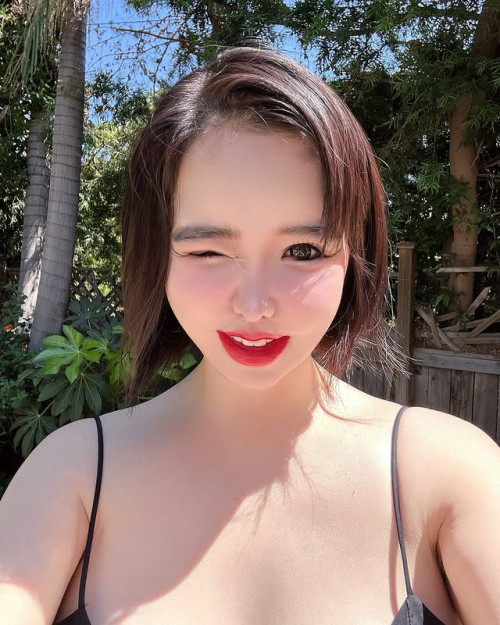 Park Bom biểu diễn tại Los Angeles.