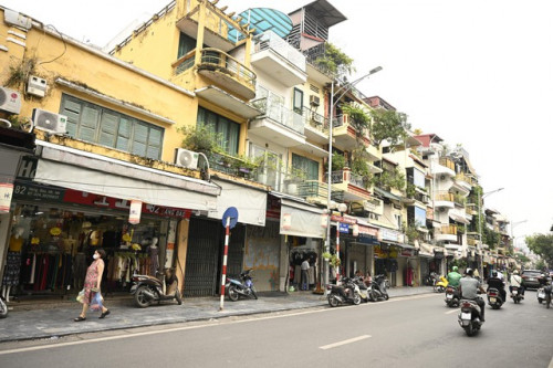 Gian hàng giữa "đất vàng" phố cổ Hà Nội.