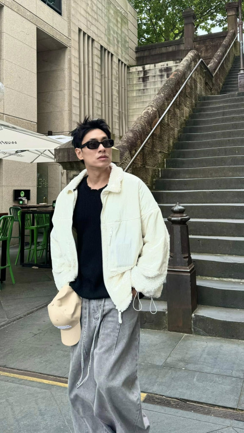 Nam nghệ sĩ Việt sau 4 năm chia tay bạn gái hơn 18 tuổi: Đẹp trai hơn, chuyện tình ái không để lộ.