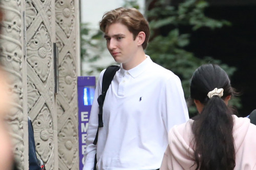 Barron Trump cùng bạn gái tại trường đại học
