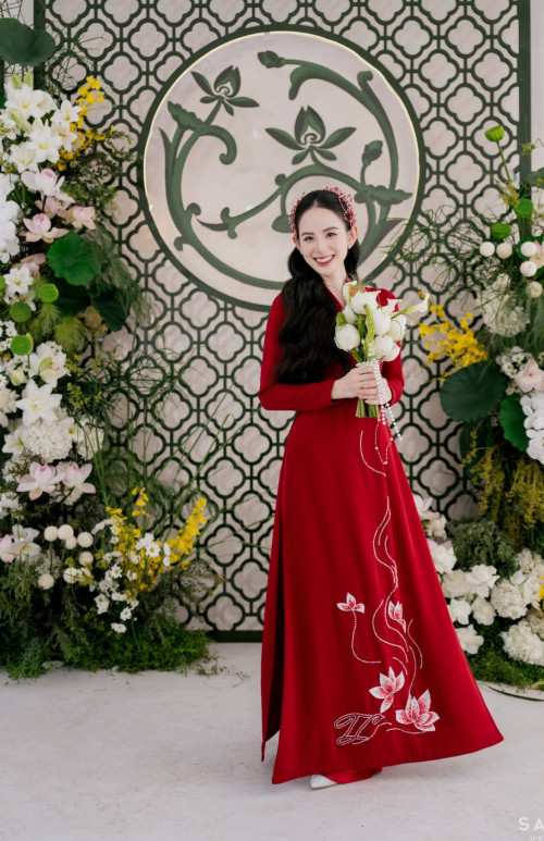 Hương Liên đẹp rạng rỡ trong ngày trọng đại