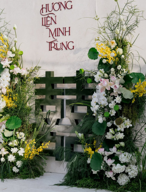 Không gian buổi lễ được trang trí hoa tươi