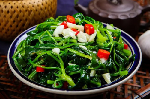 Rau xanh không nên hâm lại.