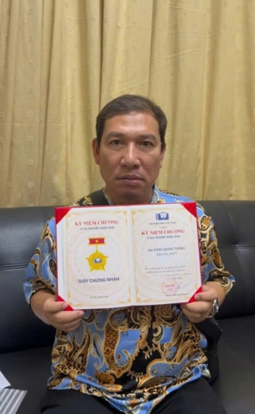 NSƯT Quang Thắng khi nhận giải thưởng