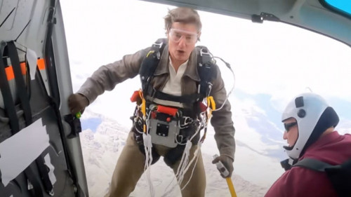 Tom Cruise lặp kỷ lục mạo hiểm với dù đang cháy