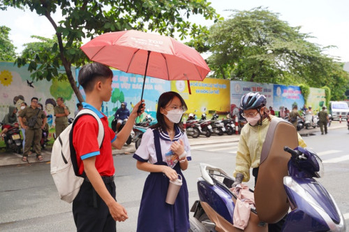 Thi vào lớp 10 TP.HCM buổi thi thứ 2: Thời tiết oi nóng.