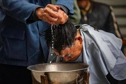 Người phụ nữ đặt quỳ sau khi gội đầu vào mùa hè!
