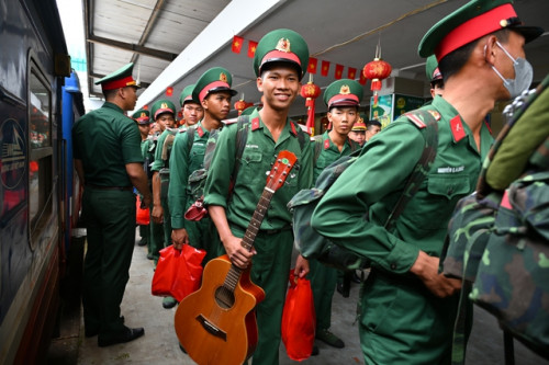 Cảnh tượng đặc biệt tại ga Hà Nội chiều tháng Sáu: Người dân xếp hàng dài chào đón các chiến sĩ chuẩn bị thực hiện nhiệm vụ A80.