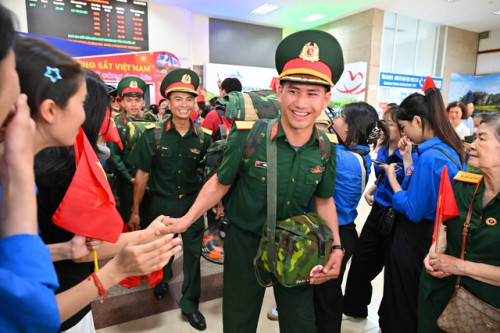 Cảnh tượng đặc biệt tại ga Hà Nội chiều tháng Sáu: Người dân xếp hàng dài chào đón các chiến sĩ chuẩn bị thực hiện nhiệm vụ A80.