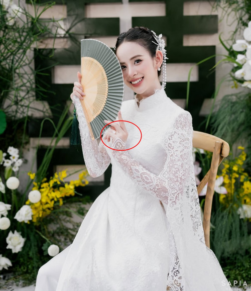 Hương Liên đeo nhẫn trong lễ ăn hỏi