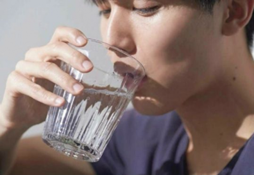 Nước đóng chai tiếp xúc với ánh nắng mặt trời