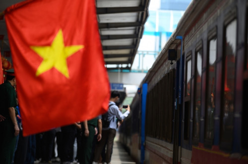 Cảnh tượng đặc biệt tại ga Hà Nội chiều tháng Sáu: Người dân xếp hàng dài chào đón các chiến sĩ chuẩn bị thực hiện nhiệm vụ A80.