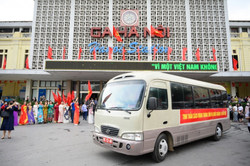 Các lực lượng nhanh chóng di chuyển về khu vực tập kết.