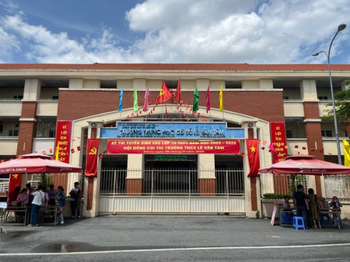 Thi vào lớp 10 TP.HCM buổi thi thứ 2: Thời tiết oi nóng.
