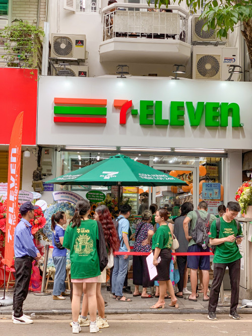 Cảnh cửa hàng 7-Eleven đầu tiên tại Hà Nội